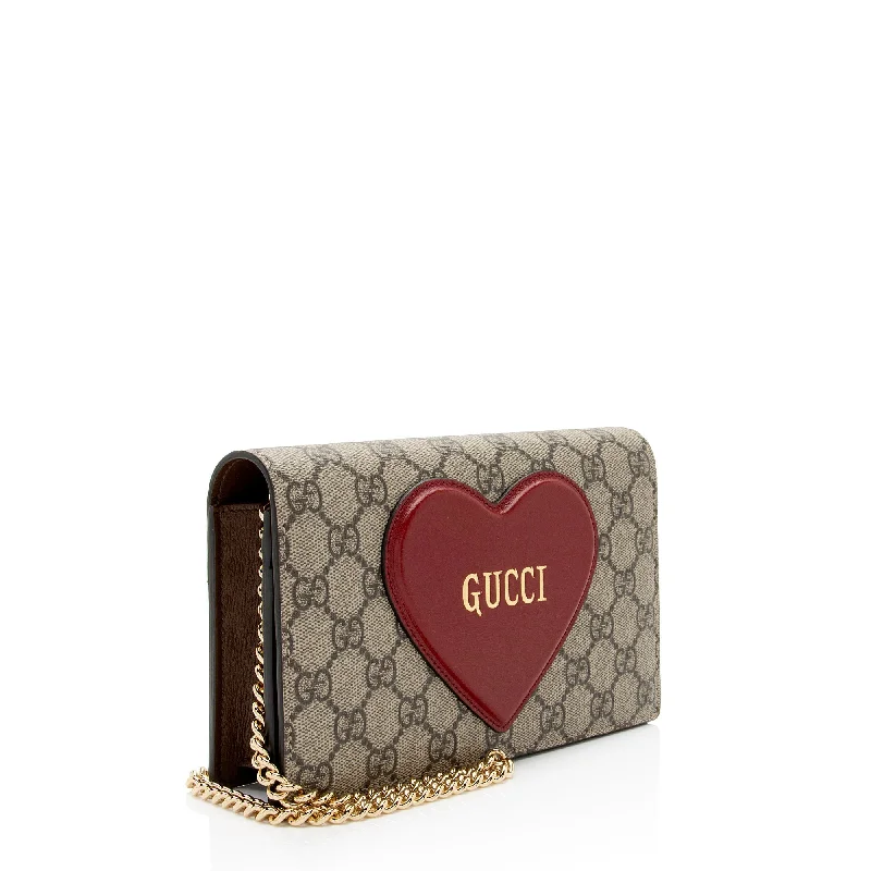 Elegant clutch bags for weddingsGucci GG Supreme Script Logo Heart Wallet on Chain (lumKJK)